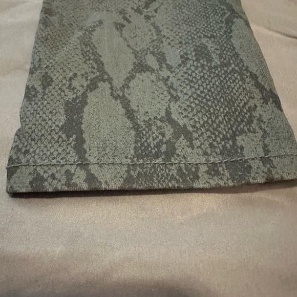 H&M Women’s size 8 Skinny RATTLESNAKE Snakeskin Jeans - Picture 9 of 9